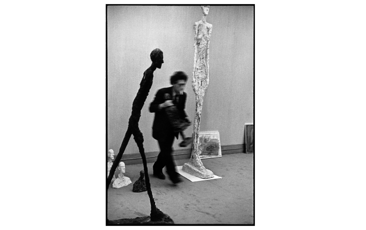 Alberto Giacometti à la galerie Maeght, à Paris, en 1961. © Fondation Henri Cartier-Bresson/Magnum Photos