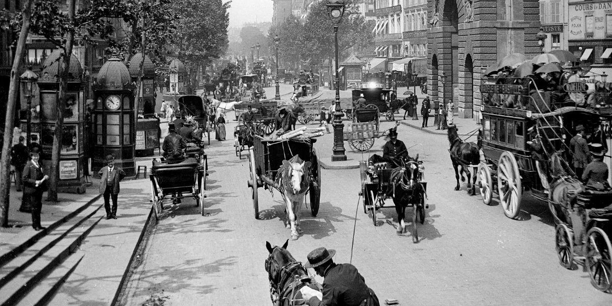 Les boulevards et portes Saint-Martin et Saint-Denis, Paris, Léon et Lévy, photographes, vers 1895. © Roger-Viollet