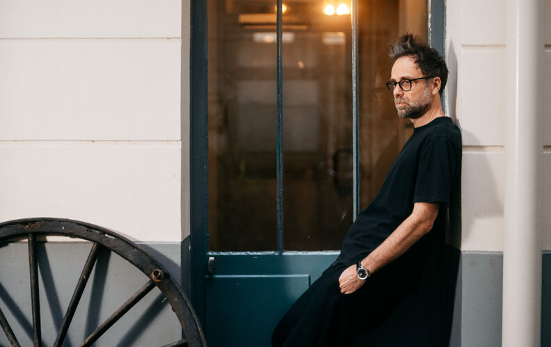 “Que pensez-vous de votre propre visage ?” L’humoriste hybride David Castello-Lopes répond à notre “Questionnaire de Socrate”