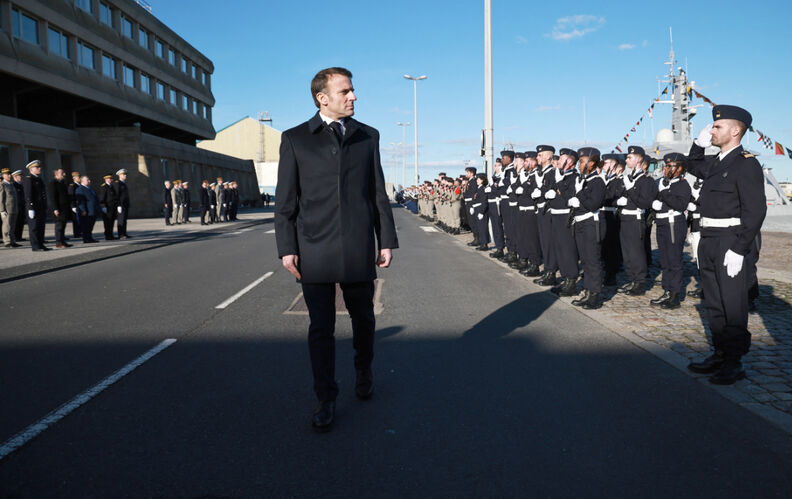 La presse et la poudre : sur la rhétorique militaire d’Emmanuel Macron