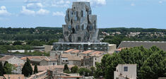 Arles monte dans les tours