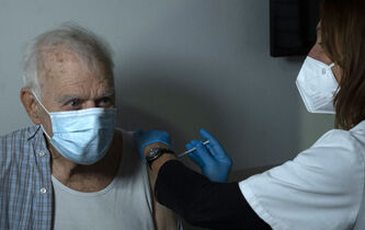 Vacciner les plus âgés, un choix d’équité ou d’utilité ?