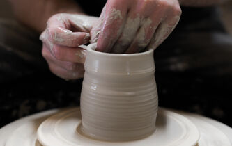 Stages de poterie. Payer Les pots cassés