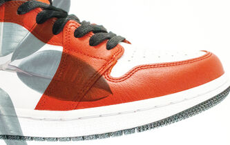 Sneakers. Larmes d’arbre au bout des pieds