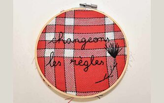 Broderie féministe. De filles en aiguille