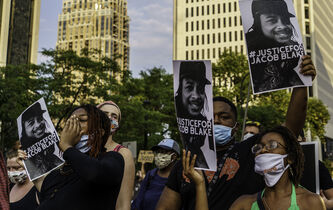 Comprendre les violences policières racistes avec Frantz Fanon 