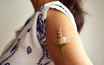 Médecines douces et antivax : une convergence naturelle ?