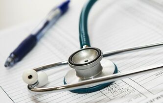 La médecine sous haute surveillance