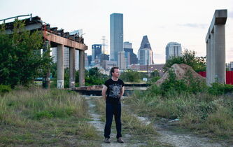 Timothy Morton : “Nous ne sommes pas à la fin des temps mais au commencement”