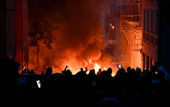 “Accélérationnisme” : quand l’extrême droite tente de précipiter le chaos
