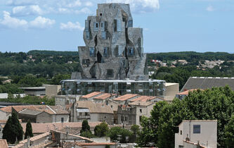 Arles monte dans les tours