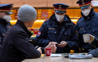 Covid-19 : peut-il être juste de confiner les personnes non vaccinées ?