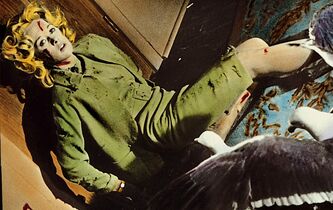 “Les Oiseaux”, “Certains l’aiment chaud”… La manipulation hollywoodienne en cinq films cultes décryptés par Hélène Frappat