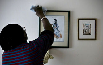 Plongée dans l’univers du ménage à domicile, entre intimité et exploitation