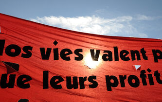 “Nos vies valent plus que leurs profits” : décryptage d’un slogan anticapitaliste… repris par Emmanuel Macron