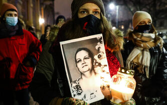 Pologne : “Le paradoxe, c’est que la loi anti-IVG n’est pas du tout soutenue par la population”