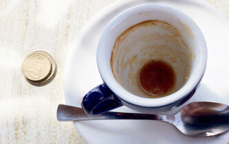 Pourquoi laisse-t-on des pourboires au café ?